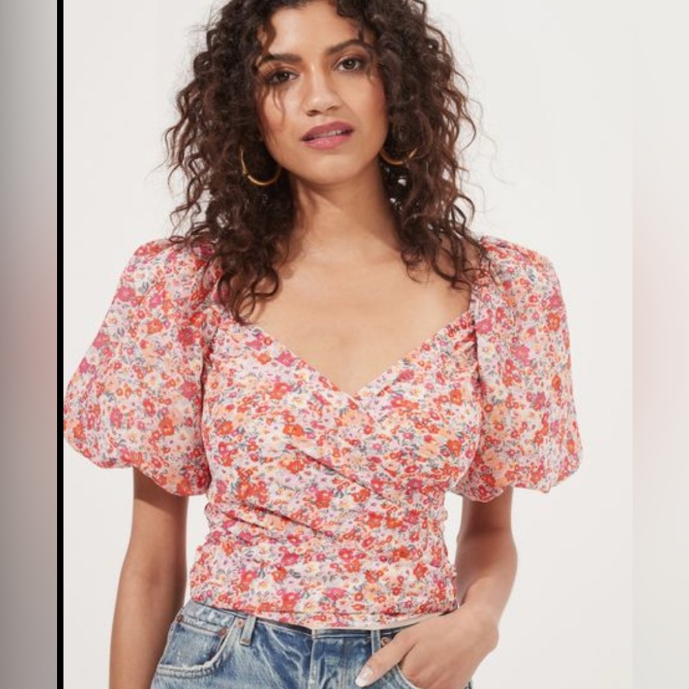 Like new ASTR the label Sonnet Floral Puff Sleeve Top - BLUSH-RED DITSY / L